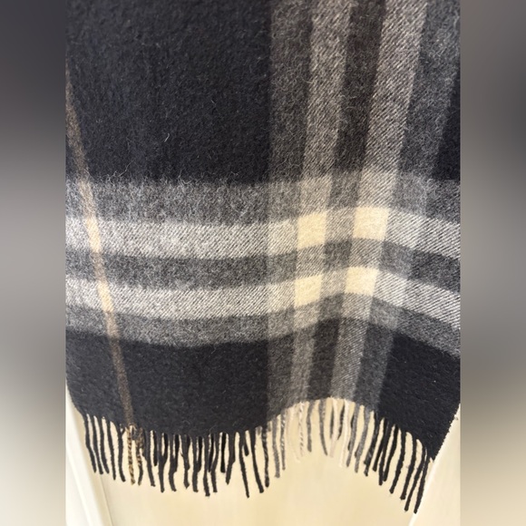 Burberry Scarf - Picture 7 of 8
